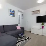 Fully Renovated Grgo Apartment