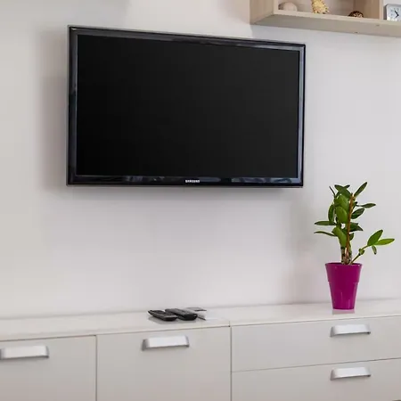 Fully Renovated Grgo Apartment *