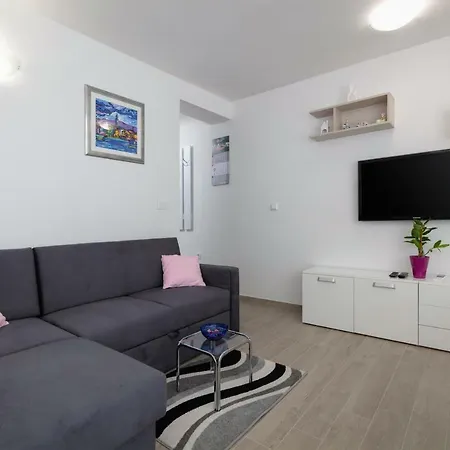Fully Renovated Grgo Apartment