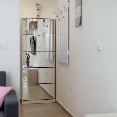 Fully Renovated Grgo Apartment