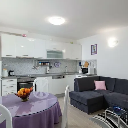 Fully Renovated Grgo Apartment