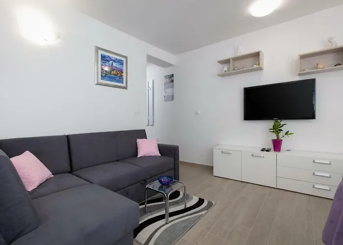 Fully Renovated Grgo Apartment